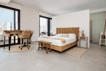 Dormitorio principal de concepto abierto con escritorio de estilo industrial