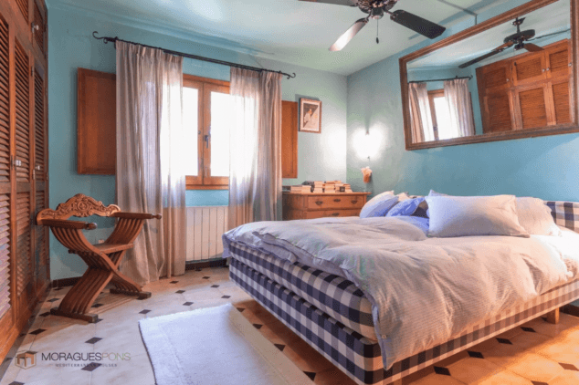 dormitorio rustico de la vivienda con armario empotrado