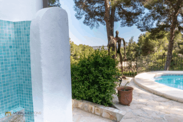 Duchas exteriores en la zona de la piscina