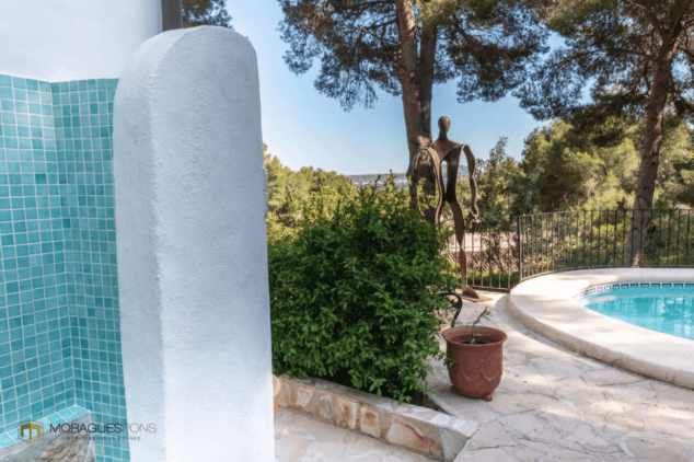 duchas exteriores en la zona de la piscina