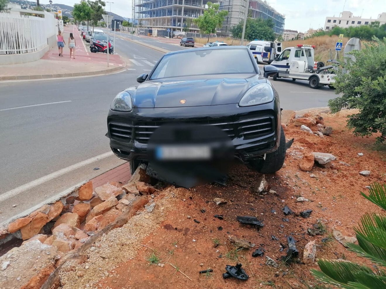 El coche ha terminado sobre la rotonda