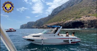 embarcacion fondeada en la cova tallada