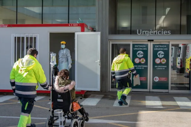 Una joven de Dénia denuncia haber sido víctima de sumisión química tras recibir un pinchazo durante un festival 1 Imagen: Entrada de Urgencias del Hospital de Dénia, donde fue atendida la joven tras el pinchazo
