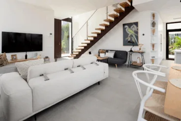 Escalera interior junto al salón