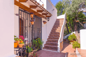 Escaleras en el jardín que conducen a la planta superior