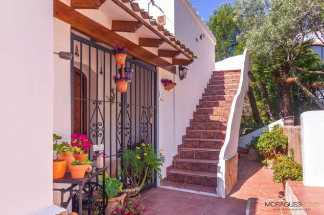 Vivir en plena conexión con la naturaleza: así es la espectacular villa rústica en venta en El Montgó 17 escaleras en el jardin que conducen a la planta superior