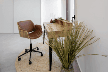 Escritorio de estilo industrial en el dormitorio principal