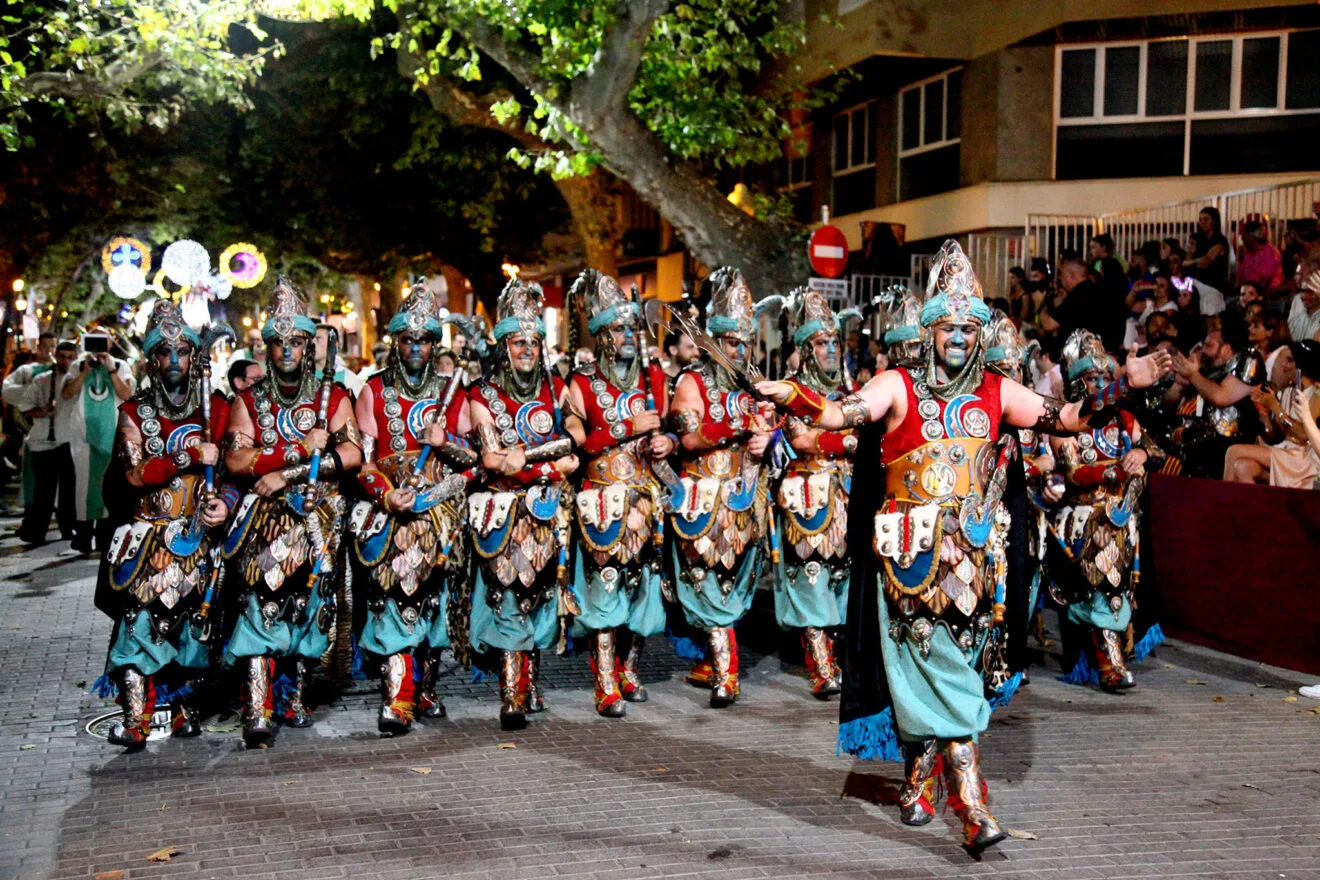 Escuadra marchando frente al palco de Dénia en el desfile de gala