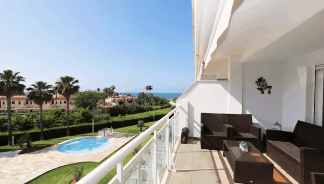 El luminoso apartamento con vistas al mar en Dénia al que no te podrás resistir 1 Imagen: Espectaculares vistas al mar desde la terraza del apartamento