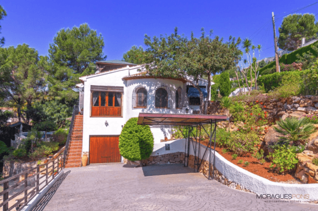 fachada de la vivienda con garaje y pergola para tus vehiculos