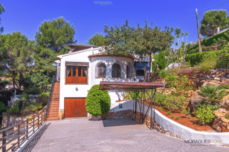 Fachada de la vivienda con garaje y pérgola para tus vehículos