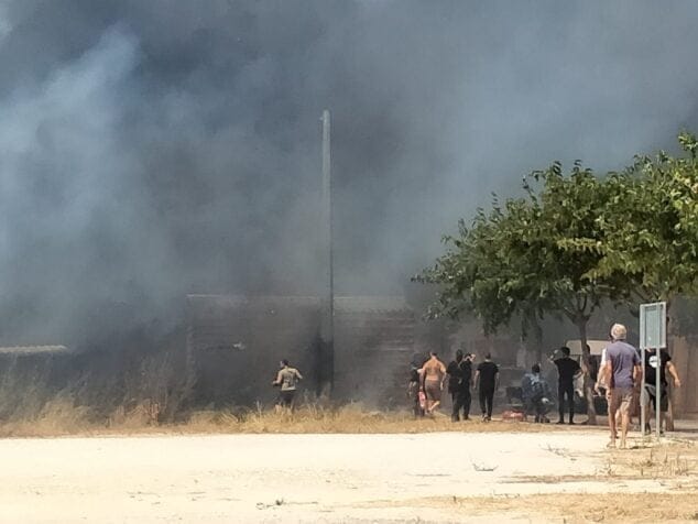 Imagen: Gran columna de humo negro por el incendio