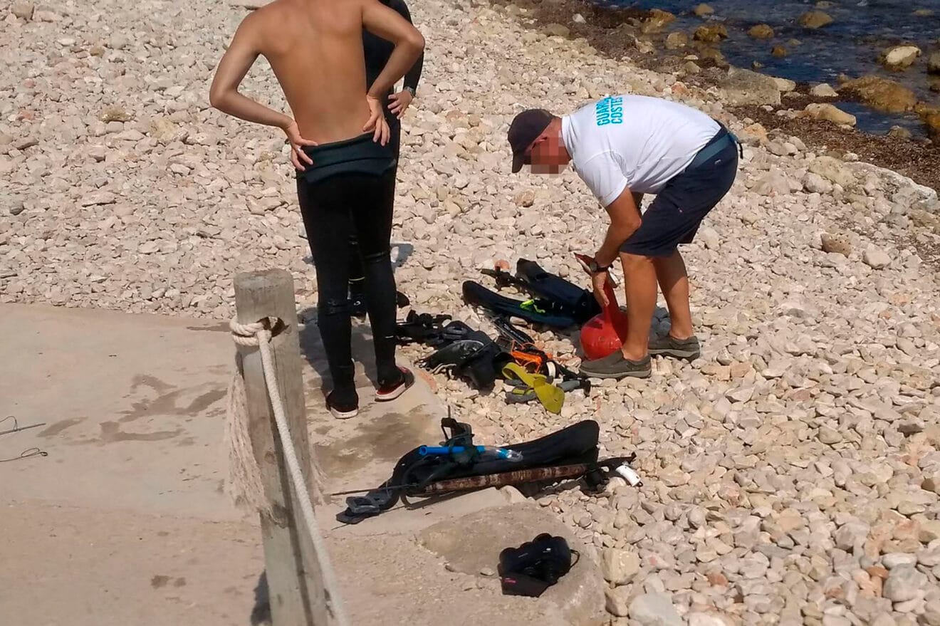Guardacostas de Dénia interceptando a los furtivos en la playa