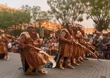 imagenes de la caida de un miembro de la equadra del mig en el desfile de moros y cristianos de denia