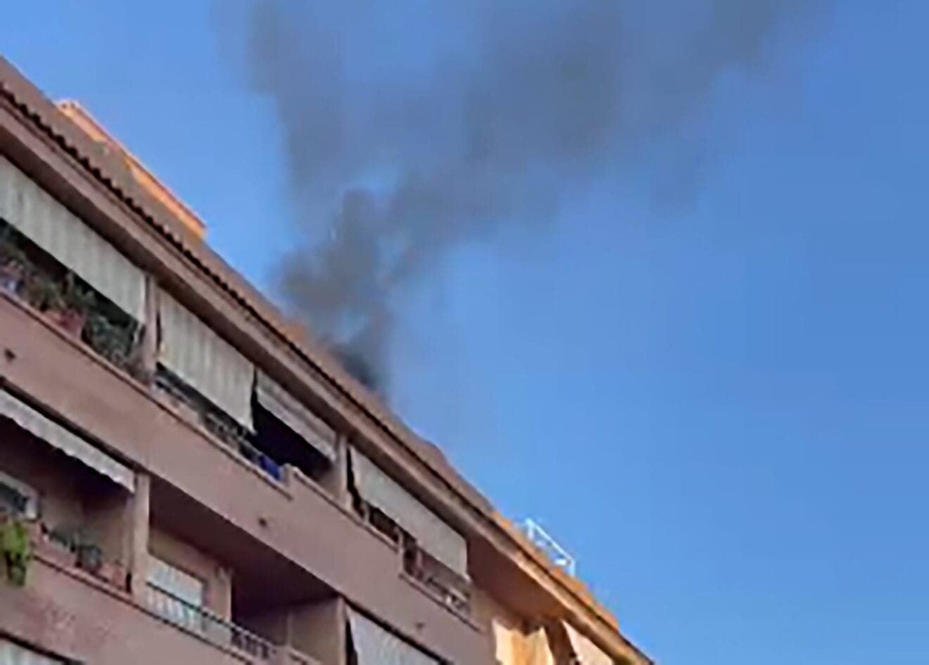 Incendio en la parte superior de un edificio dianense