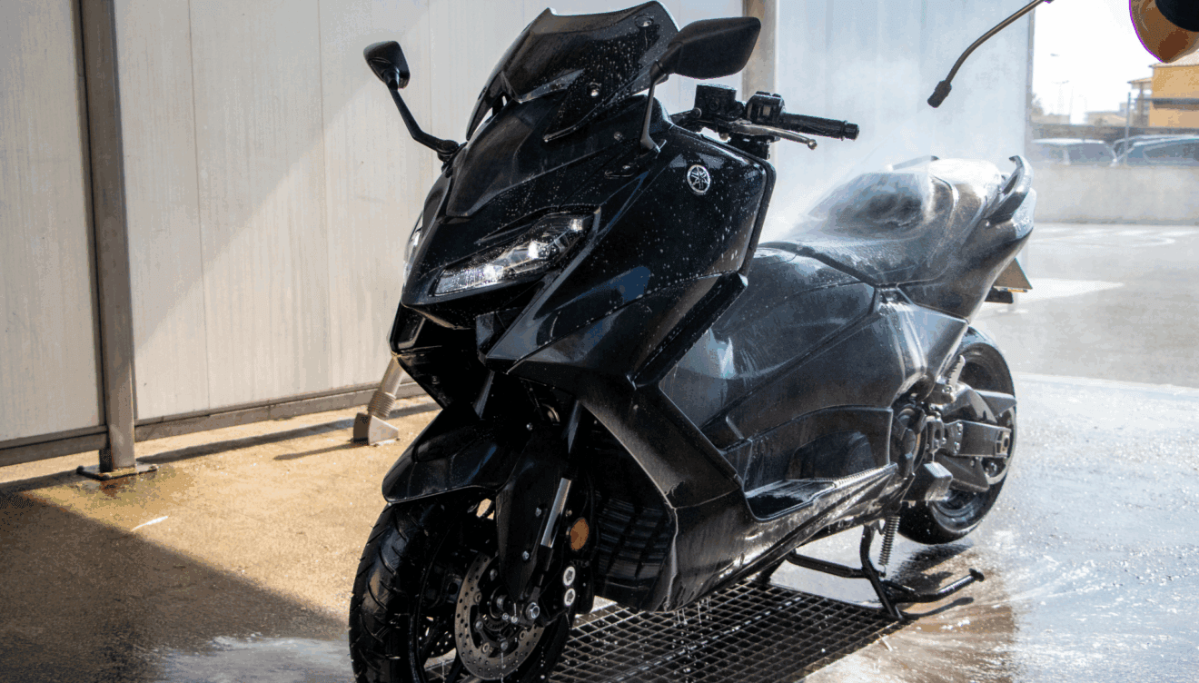 Lavar moto en Dénia