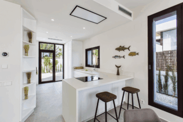 Luminosa cocina abierta de estilo minimalista