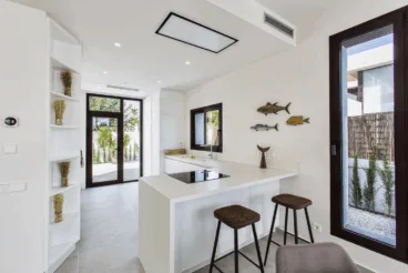 Luminosa cocina abierta de estilo minimalista