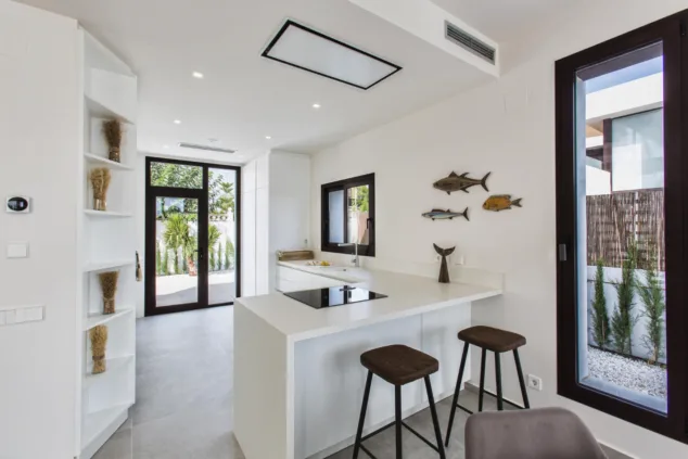 Villa San Juan: la espectacular villa moderna y con mucho estilo en Dénia perfecta para tus vacaciones 7 luminosa cocina abierta de estilo minimalista