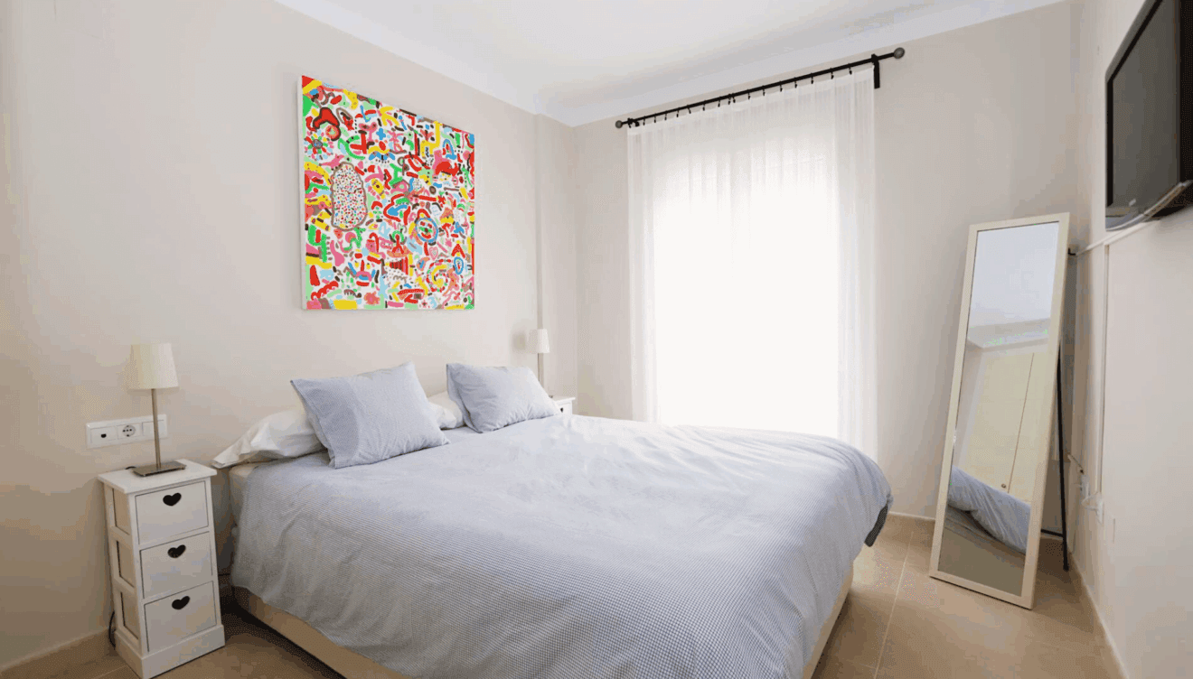 Luminoso dormitorio con cama de matrimonio