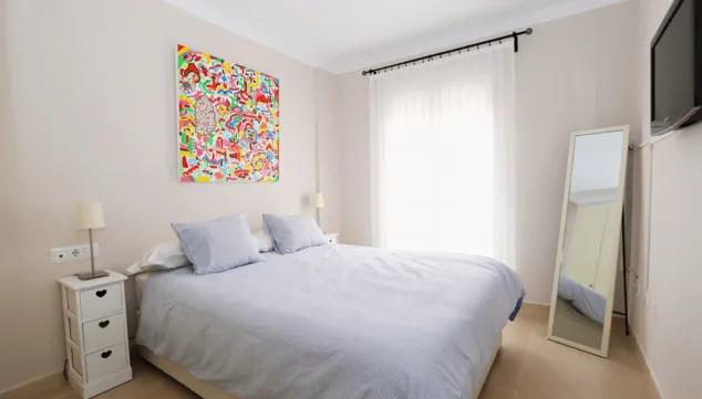 El luminoso apartamento con vistas al mar en Dénia al que no te podrás resistir 10 luminoso dormitorio con cama de matrimonio