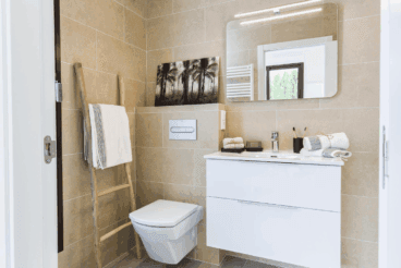 Moderno baño en suite con inodoro suspendido