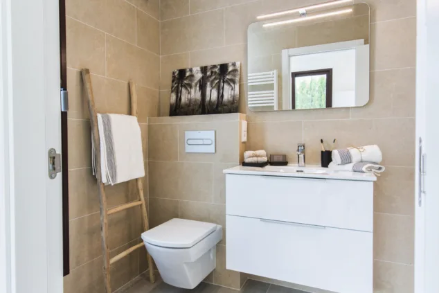 Villa San Juan: la espectacular villa moderna y con mucho estilo en Dénia perfecta para tus vacaciones 9 moderno bancc83o en suite con inodoro suspendido