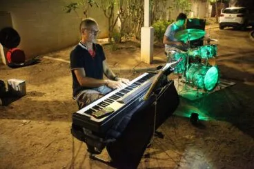 Pareja de jazz amenizando la noche