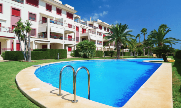 Este apartamento con piscina admite mascotas y será perfecto para tus vacaciones en Dénia 1 Imagen: Piscina comunitaria ideal para el verano