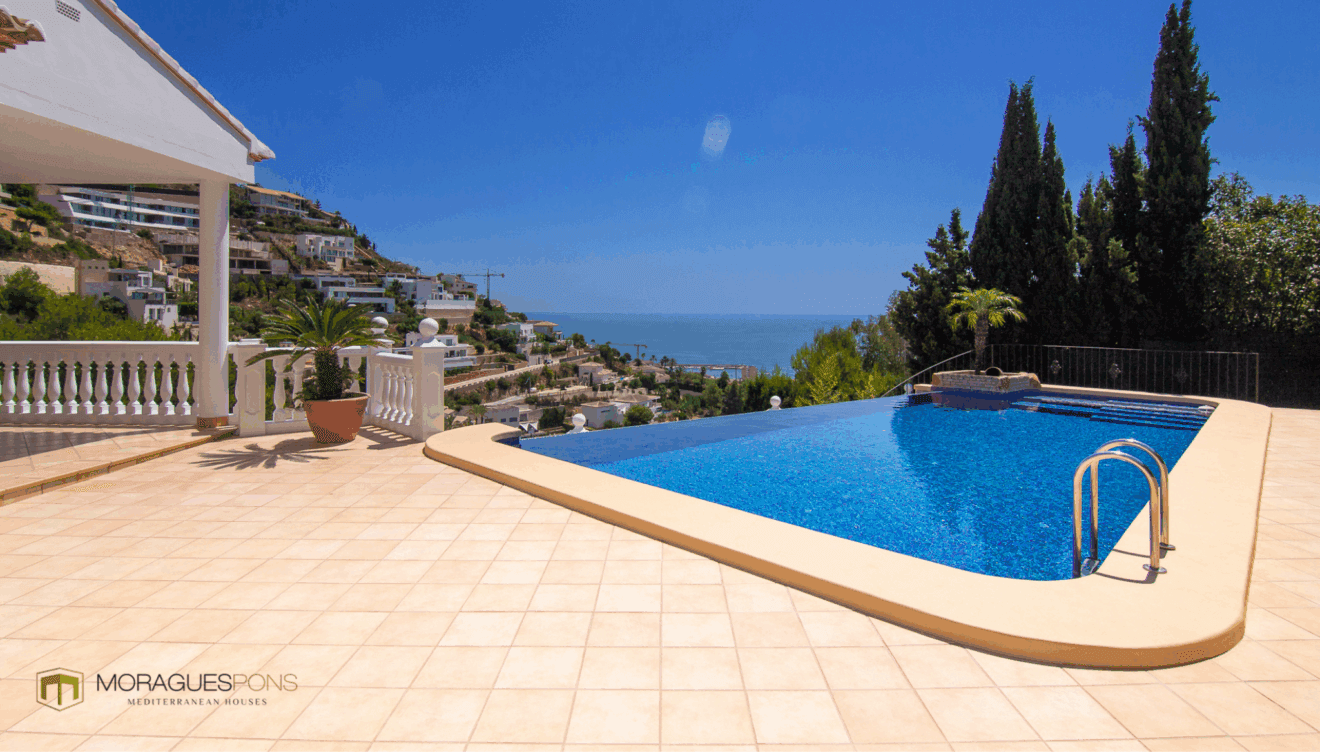 Piscina de la villa con vistas al mar - MORAGUESPONS