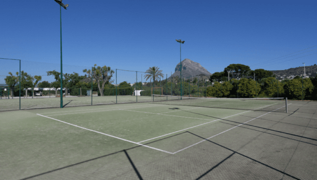 pista de tennis al càmping javea