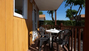 Porche del bungalow con mesa exterior