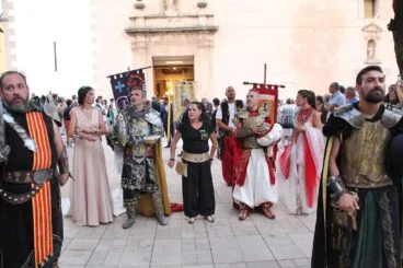 Capitanes, abanderadas, embajadores y la presidenta de Femmicc durante la procesión