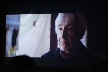 Proyección de uno de los cortometrajes del RiuRau Film Festival