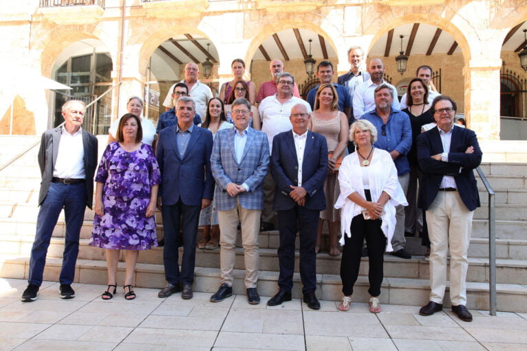Puig junto a los distintos representantes del Ayuntamiento y asociaciones de Dénia
