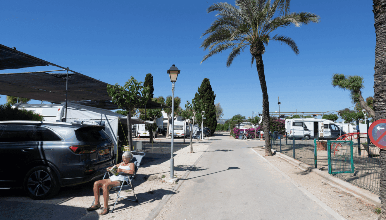 Relájate en tu parcela cubierta o descubierta del camping