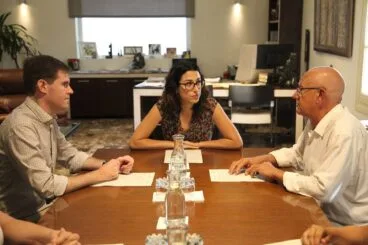 reunion entre la consellera aitana mas y el alcalde de denia vicent grimalt