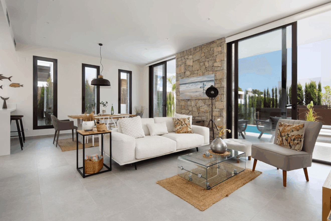 Salón-comedor con acceso directo a la terraza con piscina