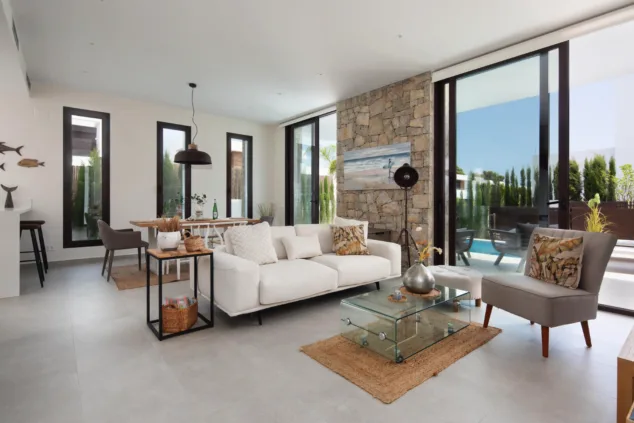 Villa San Juan: la espectacular villa moderna y con mucho estilo en Dénia perfecta para tus vacaciones 2 salon comedor con acceso directo a la terraza con piscina