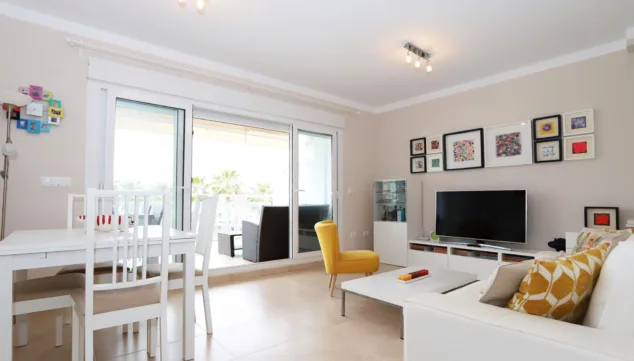 El luminoso apartamento con vistas al mar en Dénia al que no te podrás resistir 3 salon comedor de la vivienda arregui villas