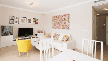 Salón-comedor del apartamento con aire acondicionado