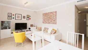 Salón-comedor del apartamento con aire acondicionado