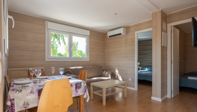 Salón-comedor del bungalow con aire acondicionado