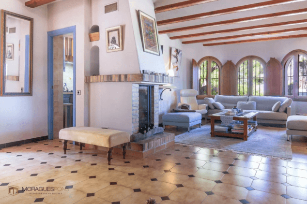 salon de estilo rustico con chimenea