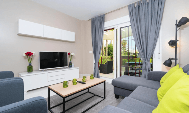 Este apartamento con piscina admite mascotas y será perfecto para tus vacaciones en Dénia 3 salon de la vivienda con salida a la terraza