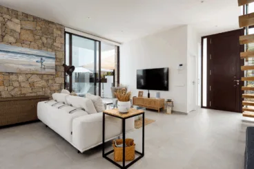 Salón de la vivienda con una gran televisión