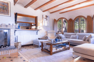 Salón muy luminoso con barra que da a la cocina