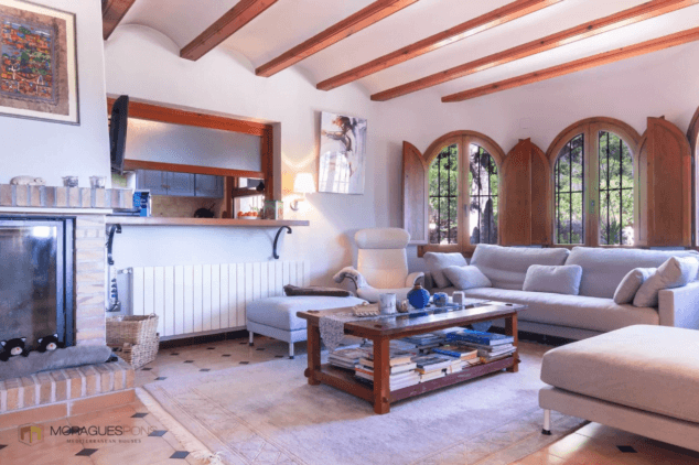 salon muy luminoso con barra que da a la cocina