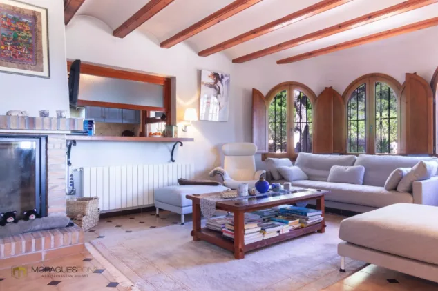 Vivir en plena conexión con la naturaleza: así es la espectacular villa rústica en venta en El Montgó 3 salon muy luminoso con barra que da a la cocina