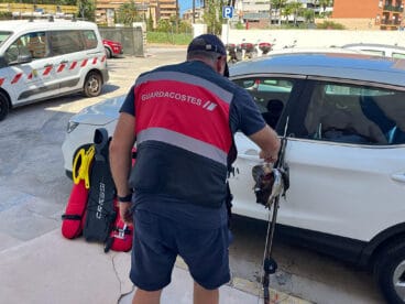 Servicio de Guardacostas tras interceptar al pescador